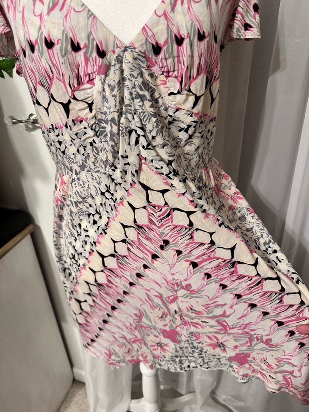 Free People Floral Pink Cream Black V-Neck Flutter Sleeve Dress Size 10 - Picture 5 of 11